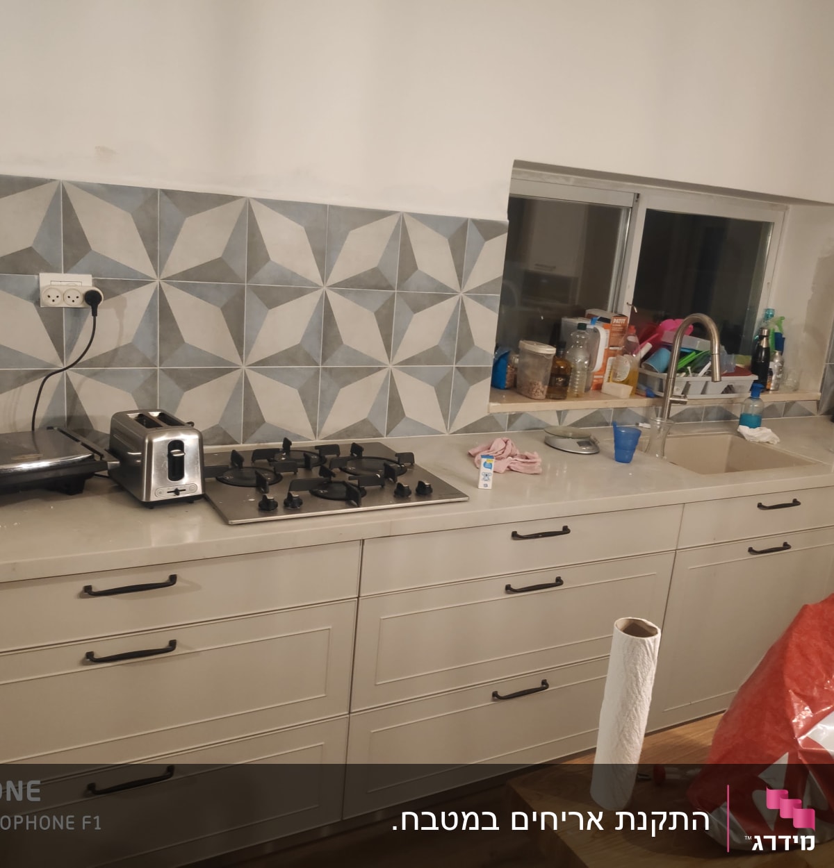 מטבח עם אריחים חדשים, כיור וברז מותקנים